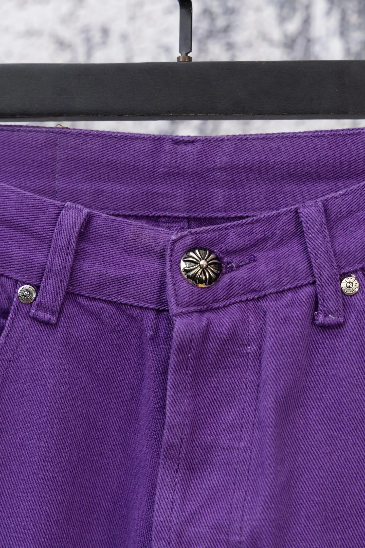 P240 CH Chromehearts Dopamine Purple Cross-Patch Leather Purple Jeans. Cabinet price is 34W level. Patched cross pattern embellishment, washed jeans! ! An absolutely high-end luxury product, a 1.9W-level god-level single product, a super popular product, made by top heavy industry, a magic weapon that cannot be missed! [About Zangyin] This is an extremely luxurious fashion brand that can also be called the aristocracy of the high street. It has always been an exclusive brand for some hipsters or rich second generations. Compared with ordinary high streets, it is more luxurious and noble. Compared with luxury brands, it is more fashionable and individual. It has always been a brand that I have a special liking for. [Top heavy industry fashion design] Consistently high-street luxury style. Speaking of this style, the Zangyin family and GU family are definitely the leading representative brands. Especially the Zangyin family has really achieved a state-of-the-art effect in creating high-street style. The unique washed material is used to create this style. The color system is already quite eye-catching. After it is decorated with patchwork cross flowers, it cleverly highlights the charm of the brand. Secondly, this style uses classic The high-waist cutting design highlights the long legs and fashionable temperament of the upper body. The brand is highly recognizable and the slim fit configuration is more suitable for daily wear. It is a product that interprets personality, fashion, and specifications at a glance. This single product is enough to make any fan excited. It can be a white T-shirt for a youthful college style, or a tight suspender for a royal style. It has strong matching ability and can be easily controlled by men.  [Materials and craftsmanship] Needless to say, this point goes without saying. As an excellent craftsman brand, Zangyin’s requirements for details and craftsmanship are really perfect. The washed color of this model has gone through so many processes, not to mention the embellishment of denim appliques. It is also purely hand-made and sewn. Just like what they believe in, only hand-made things have soul and have the meaning of wear. A top-notch heavy-duty fashionable denim item, I look forward to your perfect interpretation! !  Color: Purple Size: 28-34